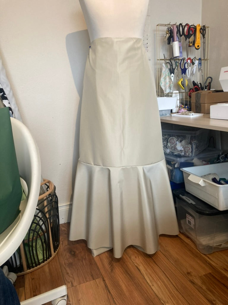 Skirts and trousers made to measure