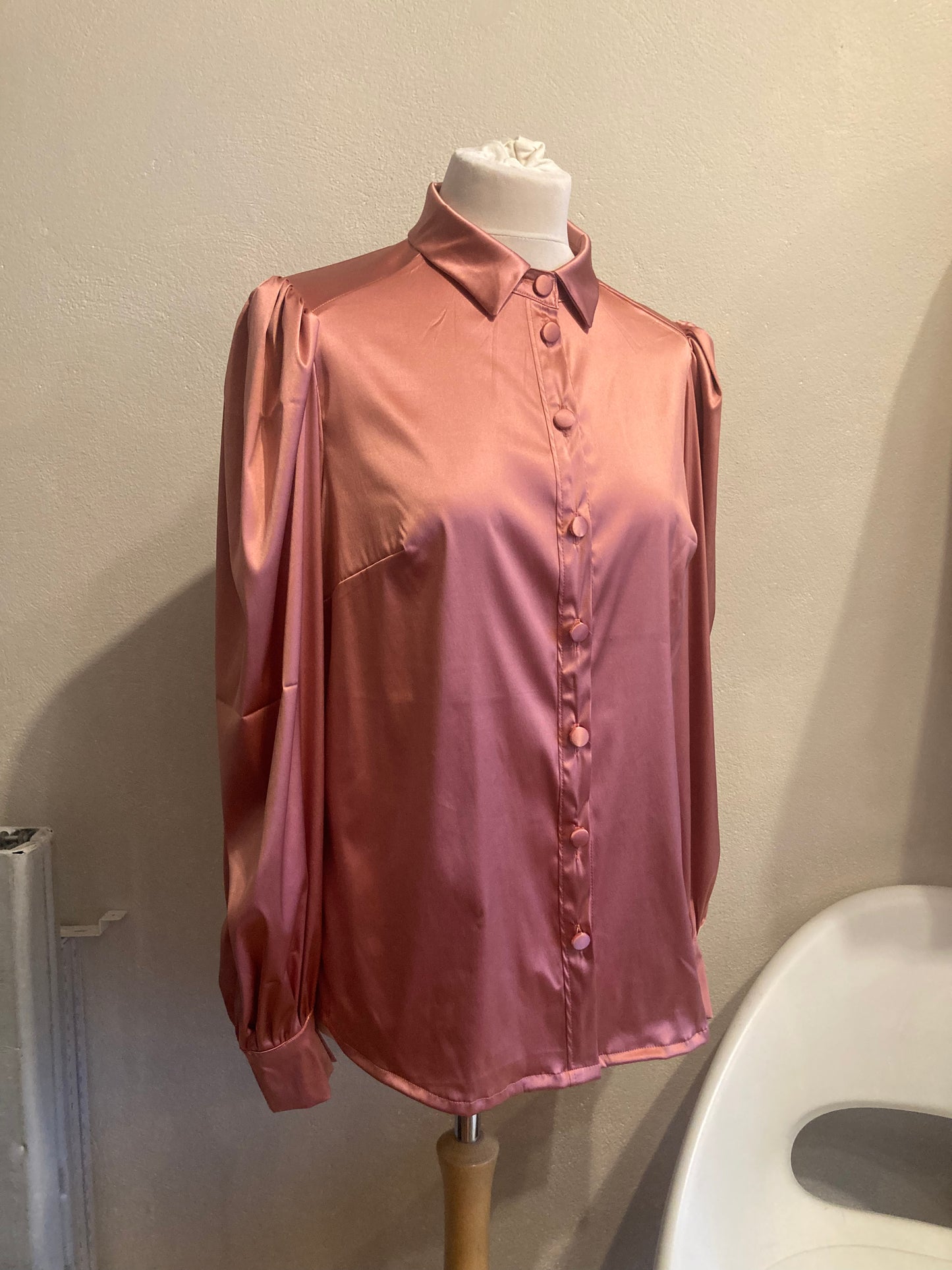 Blouses and shirts made to measure